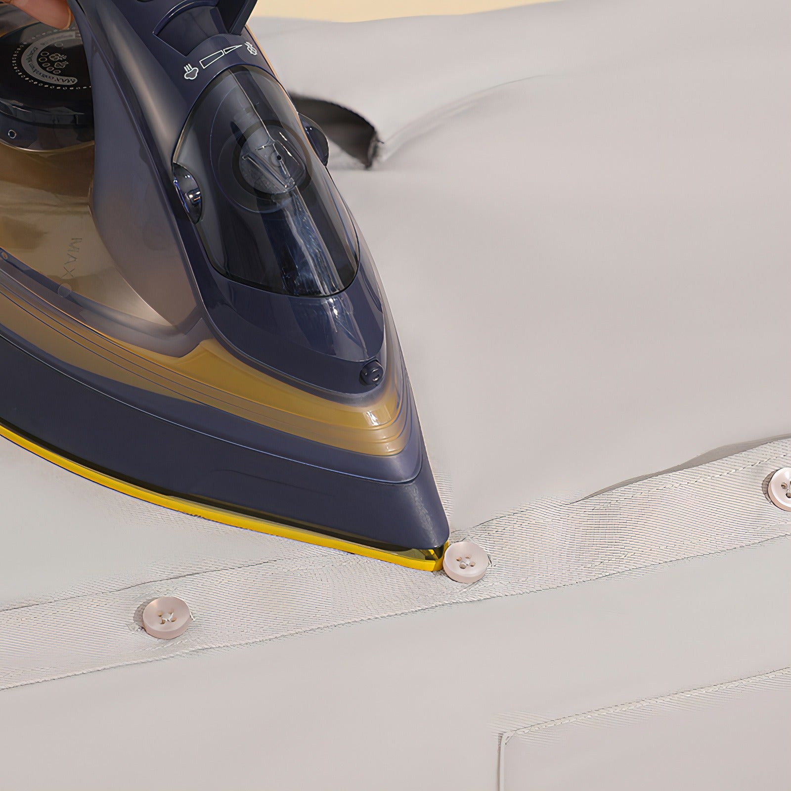 Keovy Steam Iron whale-shaped design - distinctive ergonomic form enhances grip and ironing efficiency